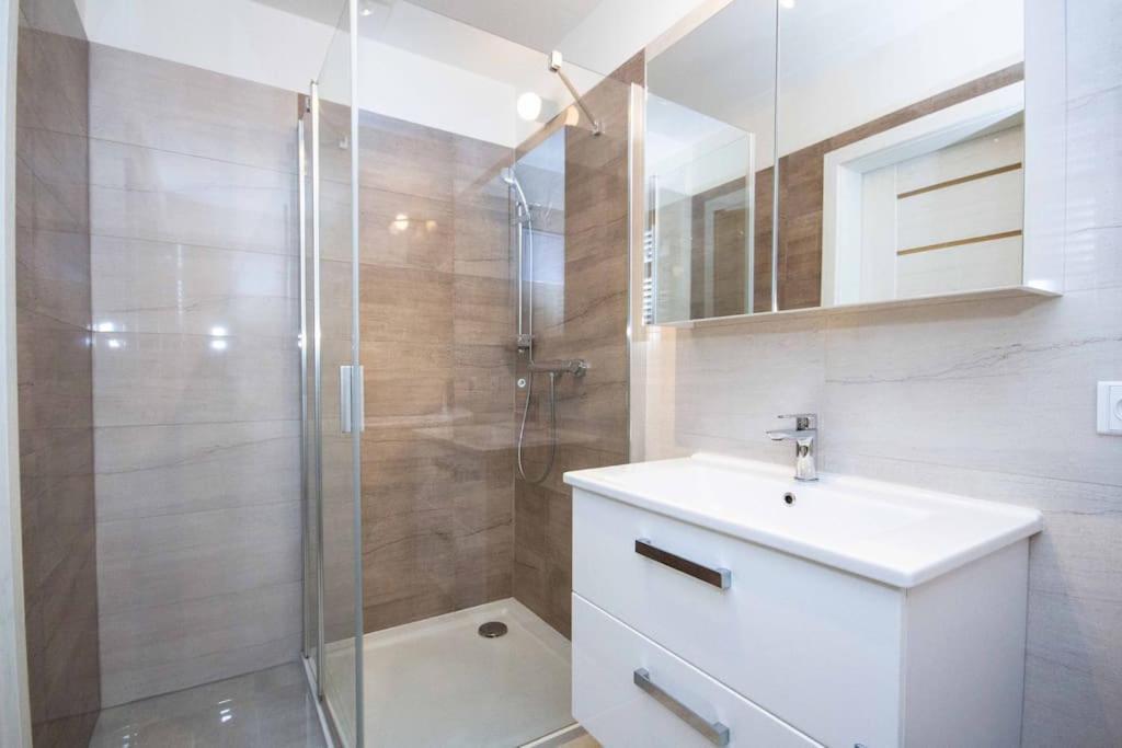 Apartment In Bratislava With Free Parking Buitenkant foto