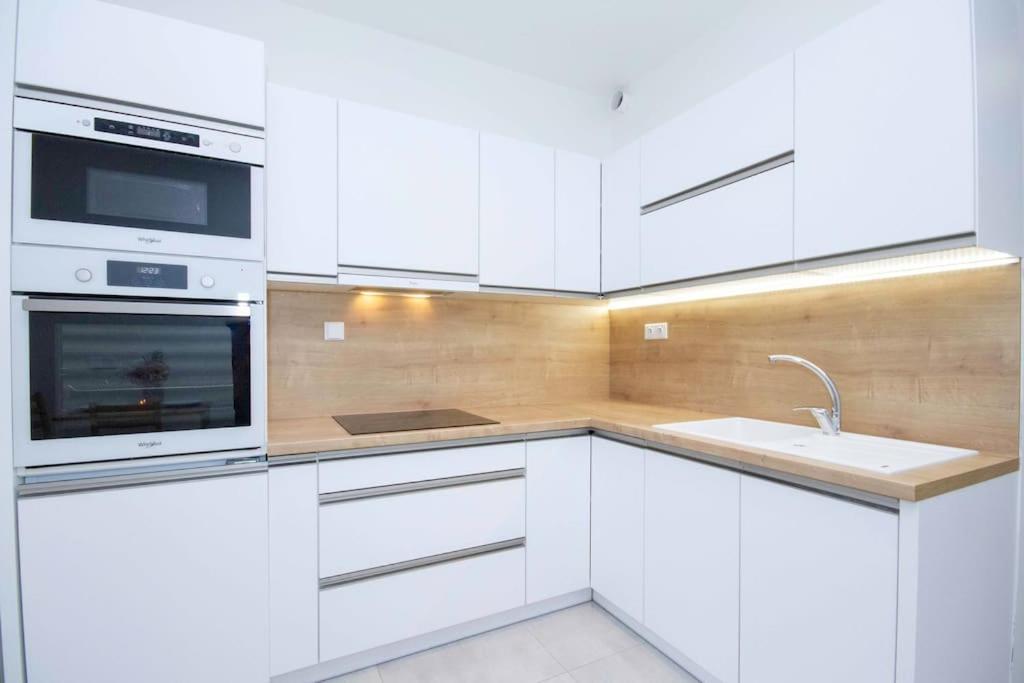 Apartment In Bratislava With Free Parking Buitenkant foto